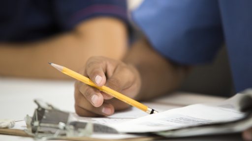Salarisberekening op papier aan een bureau met rekenmachine