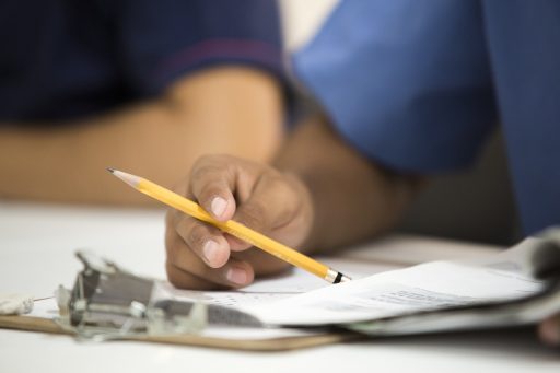 Salarisberekening op papier aan een bureau met rekenmachine