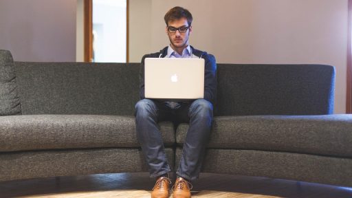 Freelancer die achter een laptop een factuur opstelt voor een buitenlandse opdrachtgever