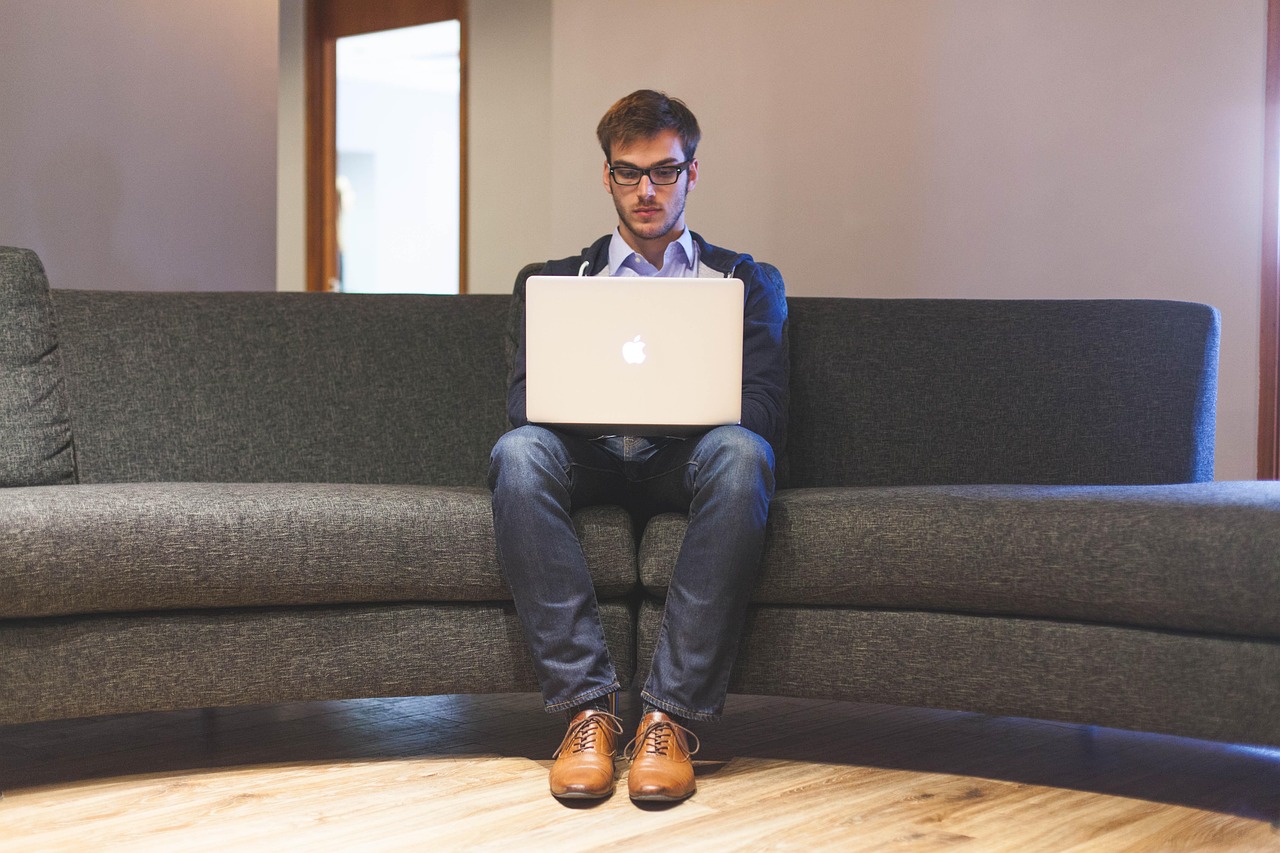Freelancer die achter een laptop een factuur opstelt voor een buitenlandse opdrachtgever