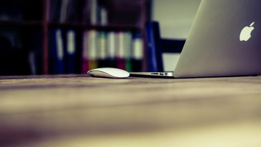 Zelfstandige ondernemer die zijn privébudget doorneemt aan een bureau met een notitieboek en laptop
