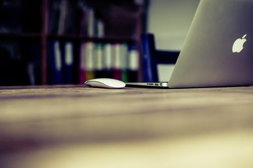 Zelfstandige ondernemer die zijn privébudget doorneemt aan een bureau met een notitieboek en laptop