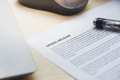 Twee mensen die een verkoopcontract ondertekenen aan een bureau