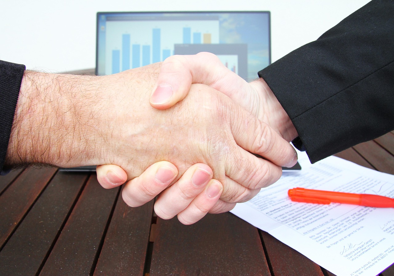 Ondernemer die een financieel contract doorleest aan bureau