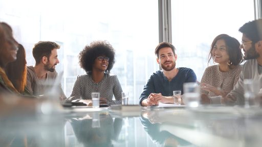 Zakelijk team in gesprek tijdens een vergadering over bedrijfscultuur en integriteit