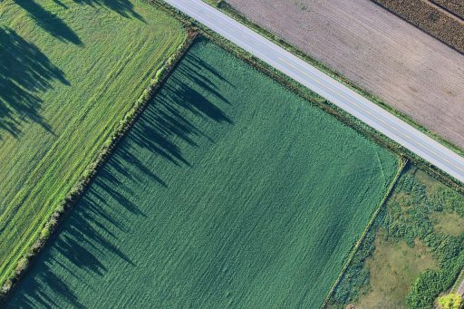 Luchtfoto van Noord-Nederlands agrarisch landschap met weilanden en dorpen in Drenthe, Groningen of Friesland