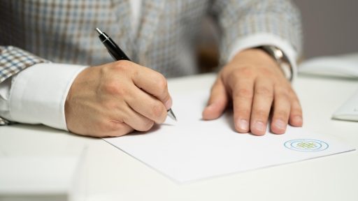 Twee startup-oprichters bekijken samen documenten aan een bureau