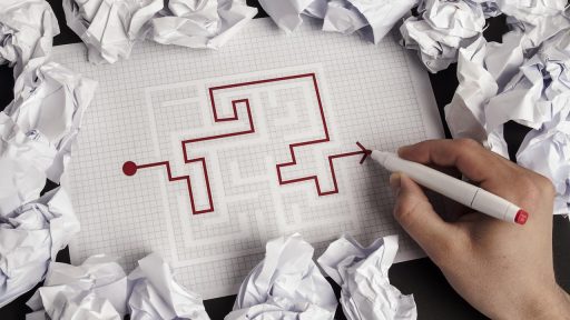 Vacaturetekst op papier op een bureau, met pen en notities ernaast