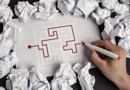 Vacaturetekst op papier op een bureau, met pen en notities ernaast